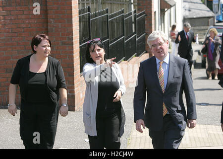 2011. ein Tánaiste (Irisch Vizepremierminister) Eamon Gilmore Whitewell Road-Bereich Mitglieder von größeren Whitewell Gemeinschaft Chirurgie - Cathy Rourke und Geraldine O'Kane in Nordbelfast, Freitag, 3. Juni 2011 zeigt.   Photo/paulmcerlane.NET Stockfoto