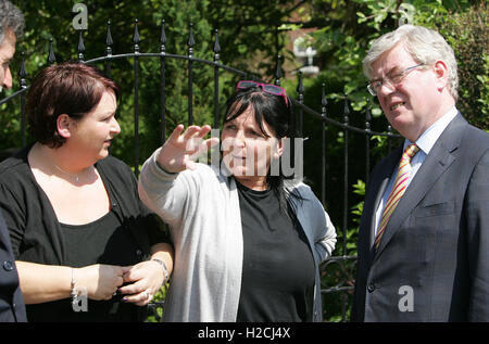 2011. ein Tánaiste (Irisch Vizepremierminister) Eamon Gilmore Whitewell Road-Bereich Mitglieder von größeren Whitewell Gemeinschaft Chirurgie - Cathy Rourke und Geraldine O'Kane in Nordbelfast, Freitag, 3. Juni 2011 zeigt.   Photo/paulmcerlane.NET Stockfoto