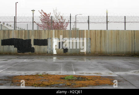 Bemalte Torpfosten kann an einer Wand eine H-Block-Übung-Hof des ehemaligen Gefängnisses Labyrinth in Nordirland, Großbritannien Foto/Paul McErlane gesehen werden Stockfoto