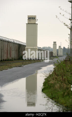 Eine Wachturm und Perimeter Wand markiert die Grenze der ehemaligen Maze Prison, westlich von Belfast in Nordirland, Großbritannien  Gefängnis, Stockfoto