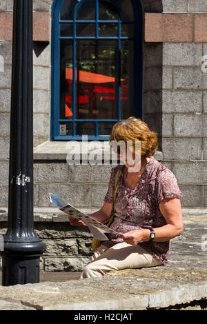 Touristische Karte lesen in alten Tallinn Estland Stockfoto