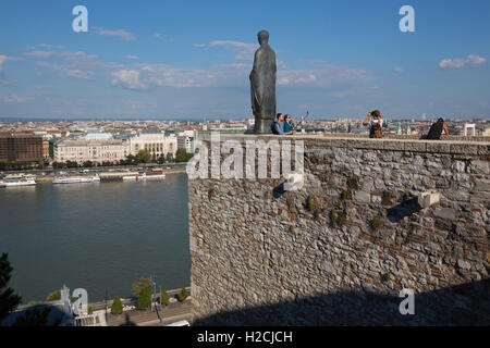 Bronze Statue der Jungfrau Maria des Bildhauers Laszlo Matyassy außerhalb Budaer Burg, mit Blick auf die Stadt Budapest über die Donau. Stockfoto