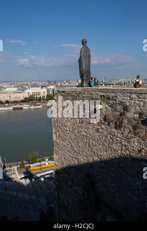 Bronze Statue der Jungfrau Maria des Bildhauers Laszlo Matyassy außerhalb Budaer Burg, mit Blick auf die Stadt Budapest über die Donau. Stockfoto