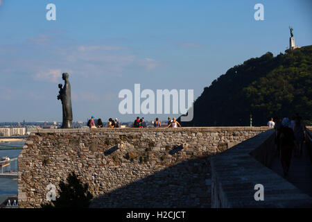 Bronze Statue der Jungfrau Maria des Bildhauers Laszlo Matyassy außerhalb Budaer Burg, mit Blick auf die Stadt Budapest über die Donau. Stockfoto