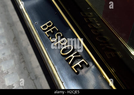 MAßGESCHNEIDERTE Zeichen, City of London, London, Vereinigtes Königreich Stockfoto