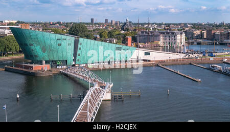 Anzeigen von NEMO Science Center, Oosterdok, Amsterdam, Niederlande. Stockfoto