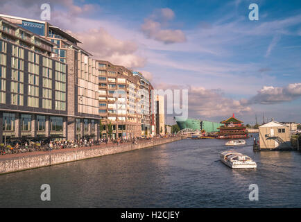 Architektur entlang Oosterdokskade, Eastern Dock Insel mit Wissenschaftsmuseum NEMO in Ferne Stockfoto