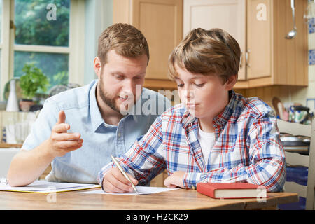 Männlich-Home Tutor hilft jungen mit Studien Stockfoto