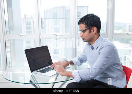 Geschäftsmann, arbeiten am Laptop im Büro konzentriert Stockfoto