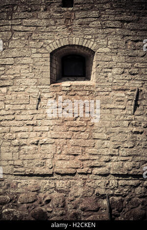 Burgmauer und Fenster. Architektonische Details. Vadstena Schloss eine historische Sehenswürdigkeit in Ostergotland, Schweden Stockfoto