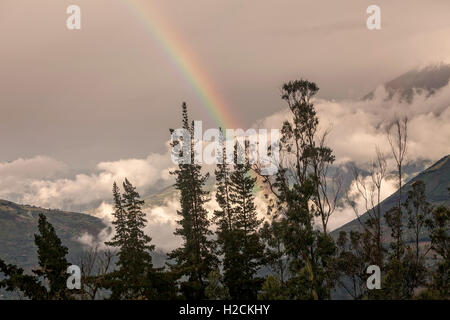 Berglandschaft mit einem Regenbogen über Tungurahua Vulkan in Ecuador, Südamerika Stockfoto