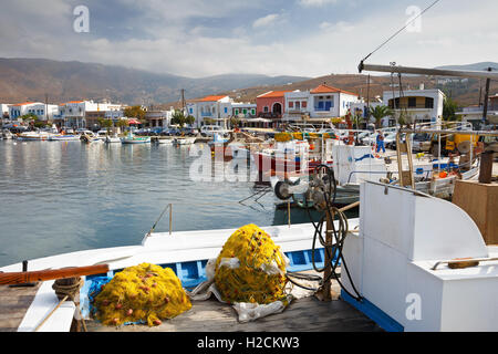 Boote im Hafen von Gavrio Andros Insel. Stockfoto