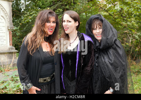 Caroline Munro, Emma Dark und Judy Matheson, am Set von "Graf Frankula" als Vampire in Brockley Friedhof, Lewisham Stockfoto