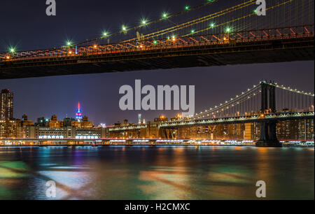 Drei Symbole in einem: die Brooklyn Bridge, die Manhattan Bridge und Empire State Building, ich liebe den Kontrast von der bunten Stockfoto