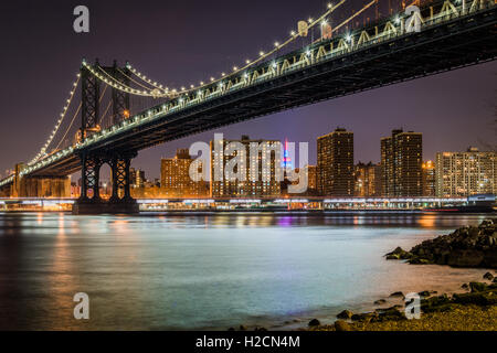 Die Manhattan Bridge und Empire State Building vom Brooklyn Bridge Park aus gesehen Stockfoto