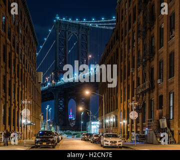 Eine Straßenansicht von der Manhattan Bridge und das Empire State building, ich liebe die warmen Straße Farben kontrastieren mit den Kühler Blick Stockfoto