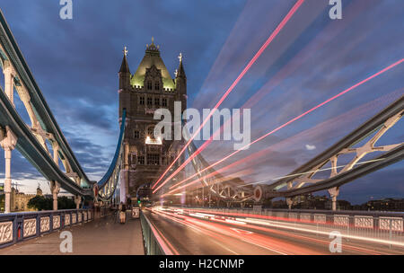 Tower Bridge, London, mit Ampel Wanderwege vorbei über die Brücke, am Abend Stockfoto