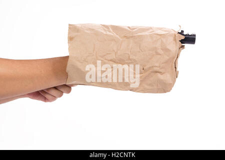 Hand, die Pistole in die Papiertüte auf weißem Hintergrund Stockfoto