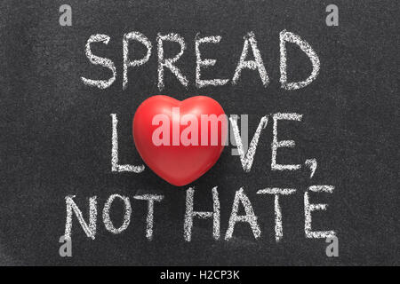 Liebe zu verbreiten, nicht hasse Ausdruck handschriftlich auf Tafel mit Herzsymbol statt O Stockfoto