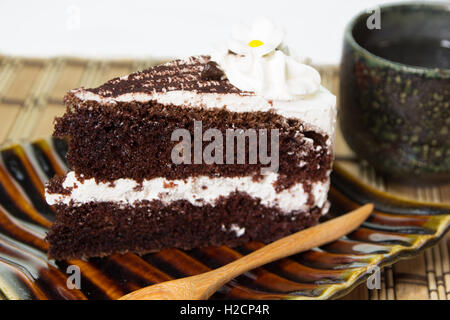 Ein Stück Schokoladenkuchen auf Platte Stockfoto