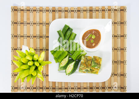 Fügen Sie Garnelen Chili-Sauce mit Gemüse und Ei Stockfoto