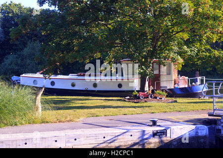Hausboot festgemacht in Abingdon Lock Stockfoto
