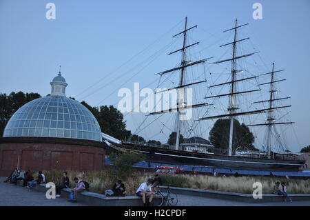 Foto von der Uferpromenade in Greenwich Greenwich-Fußgängertunnel, Cutty Sark und Menschen zeigen, entspannen und die Aussicht zu genießen. Stockfoto