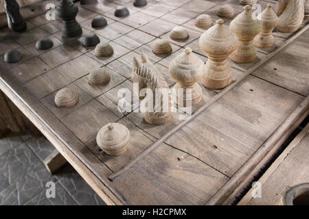 Alten thailändischen Schach wurden auf dem Brett ausgekleidet. Stockfoto