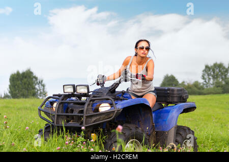 Elegante Frau Reiten extreme Voreltern im Sommer Felder Stockfoto