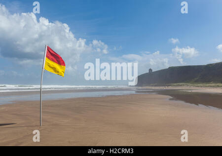 Bademeister Wasserstraßen rot gelbe Flagge im Downhill Strang und Mussenden Temple, County Londonderry, Nordirland, Vereinigtes Königreich Stockfoto