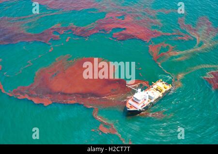 Ein NOAA Skimmer Schiff entfernt Öl aus der Meeresoberfläche und versucht, einige der sickerte in den Golf von Mexiko nach einer Offshore-Explosion auf der BP Deepwater Horizon gut Plattform in Macondo Prospect April 2010 vor der Küste von Louisiana Öl enthalten. Stockfoto