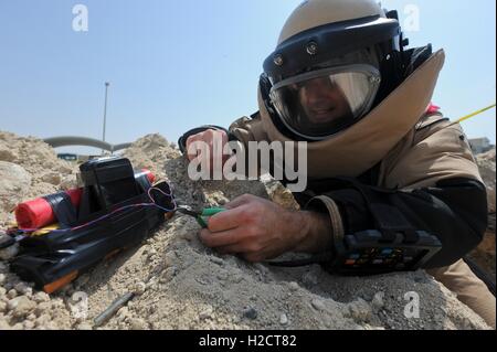 Ein US-Air Force Soldat und explosive Ordnance Entsorgung Techniker deaktiviert einen improvisierten mock Sprengsatz während eines Trainings-Verfahrens an einem unbekannten Ort 15. Juli 2013 in Südwestasien. Stockfoto