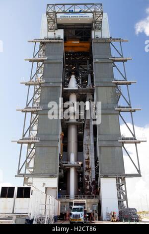 OSIRIS-REx NASA Raumsonde sitzt in der vertikalen Integration Facility Startrampe auf die Atlas V-Rakete in Vorbereitung für den Start an der Cape Canaveral Air Force Station 28. August 2016 in Cape Canaveral, Florida. Stockfoto