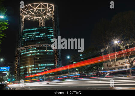 Bewegung Blau des Datenverkehrs Jongno Tower bei Nacht, Jongno, Seoul, Südkorea Stockfoto