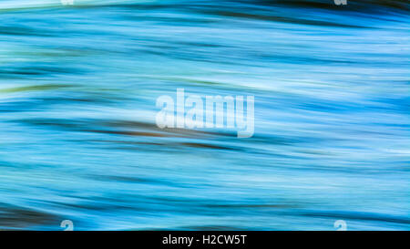 Hellen meergrün Wasseroberfläche unscharf Hintergrund gestellt. Blauwasser verschwommen Textur. Stockfoto