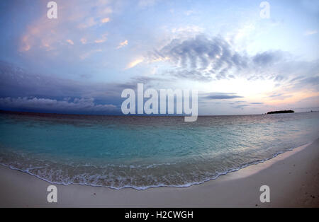 Ein Blick auf den Himmel und den Indischen Ozean von einer Insel auf den Malediven durch ein fisheye-Objektiv. Stockfoto