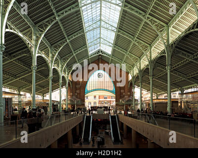 Glas überdachten ehemaligen Markthalle verwandelt, Ausstellungsfläche und Geschäfte in Valencia Spanien Espana Stockfoto