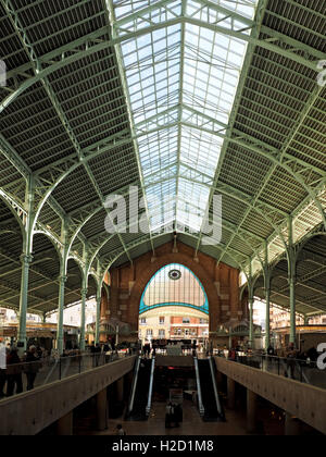 Glas überdachten ehemaligen Markthalle verwandelt, Ausstellungsfläche und Geschäfte in Valencia Spanien Espana Stockfoto