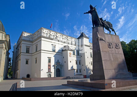 Gediminas-Statue und der Palast des litauischen Großfürsten in Vilnius Stockfoto