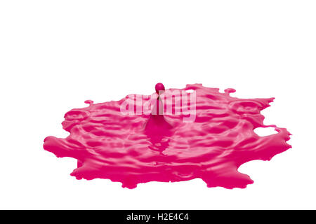 Auswirkungen der rosa Farbe Wassertropfen in eine Pfütze von rosa Farbe. Alles ist auf dem weißen Hintergrund isoliert. Stockfoto