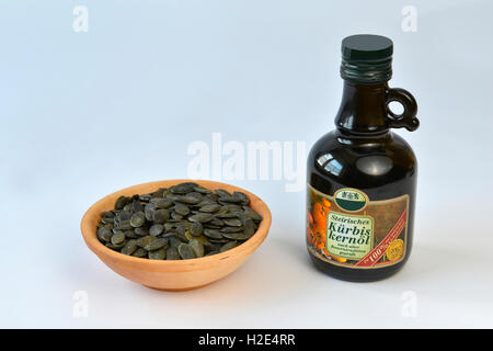 Steirischen Ölkürbis (Cucurbita Pepo var. Styriaca). Samen und eine Flasche von Seed Oil, Studio Bild Stockfoto