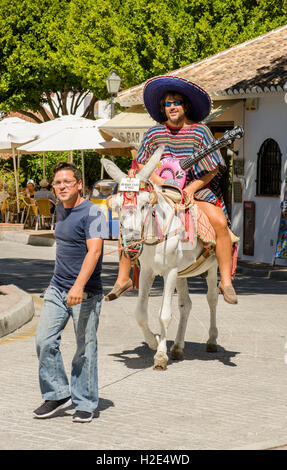 Touristische Dresssed als mexikanische machen Esel reiten in spanischen weißen Dorf, Mijas, Andalusien, Spanien. Stockfoto