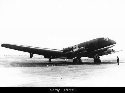 Das Bild der Nazi-Propaganda zeigt ein großes Flugzeug, Typ Junker Ju 90, auf einem Flugplatz. Das Foto wurde im Dezember 1942 veröffentlicht. Fotoarchiv für Zeitgeschichte - KEIN KABELDIENST - | weltweite Nutzung Stockfoto