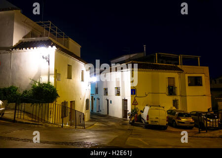 Straße in der Nacht in Spanisch weißen Dorf, Mijas, Andalusien, Spanien. Stockfoto