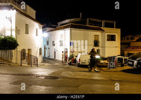 Straße in der Nacht in Spanisch weißen Dorf, Mijas, Andalusien, Spanien. Stockfoto