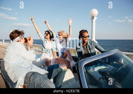 Gruppe der glückliche junge Menschen fotografieren und Spaß im cabriolet Stockfoto