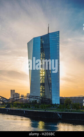 Europäische Zentralbank, EZB, Abendlicht, Hintergrundbeleuchtung, Skyline, Frankfurt Am Main, Hessen, Deutschland Stockfoto