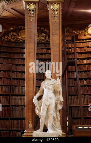 Wien, Österreich - 14. August 2016: Skulptur in der Prunksaal (Prunksaal), das Herz der Österreichischen Nationalbibliothek. Stockfoto