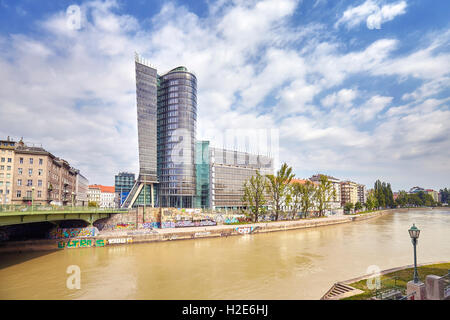 Wien, Österreich - 15. August 2016: Ansicht der Wiener Moderne Gebäude in der Innenstadt an der Donau. Stockfoto