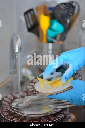 Frau Hand beim Abwasch in der Küche Stockfoto